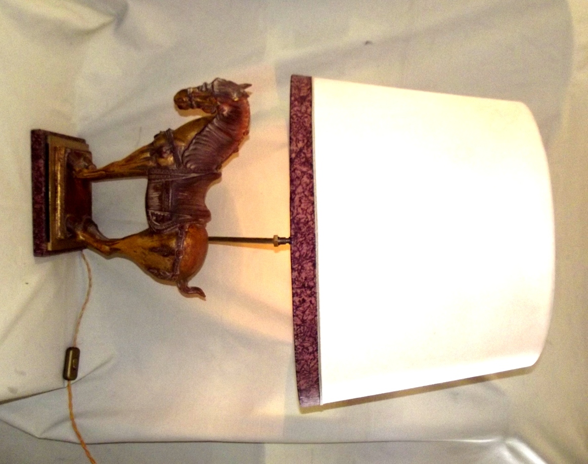 Lampada con cavallo dorato