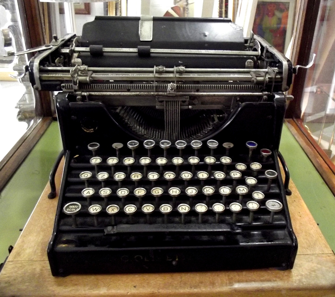Macchina da scivere OLIVETTI M20