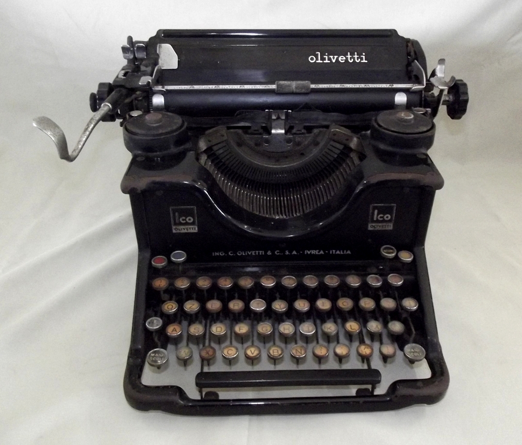 Macchina da scivere OLIVETTI M21