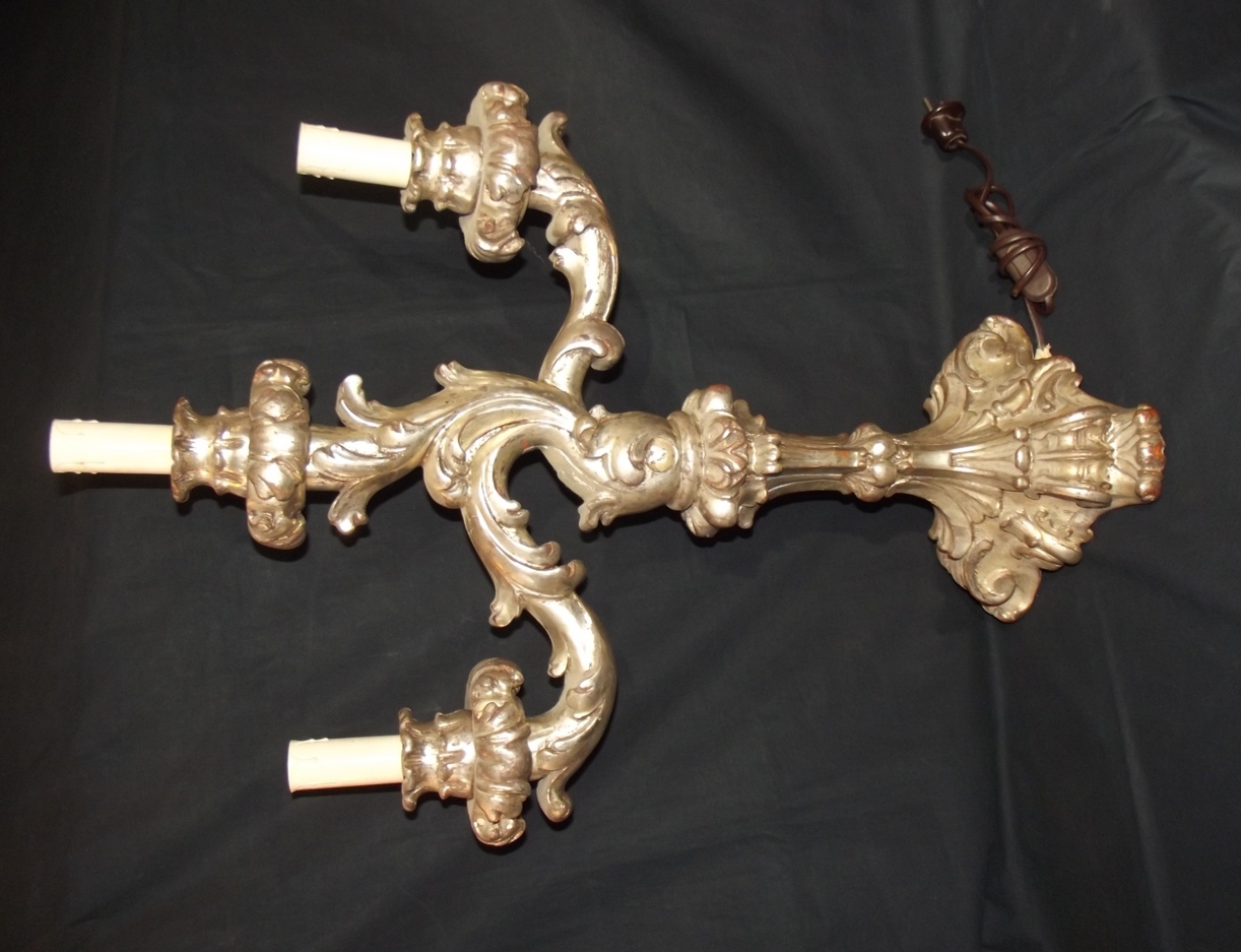 Lampada in legno intargliato