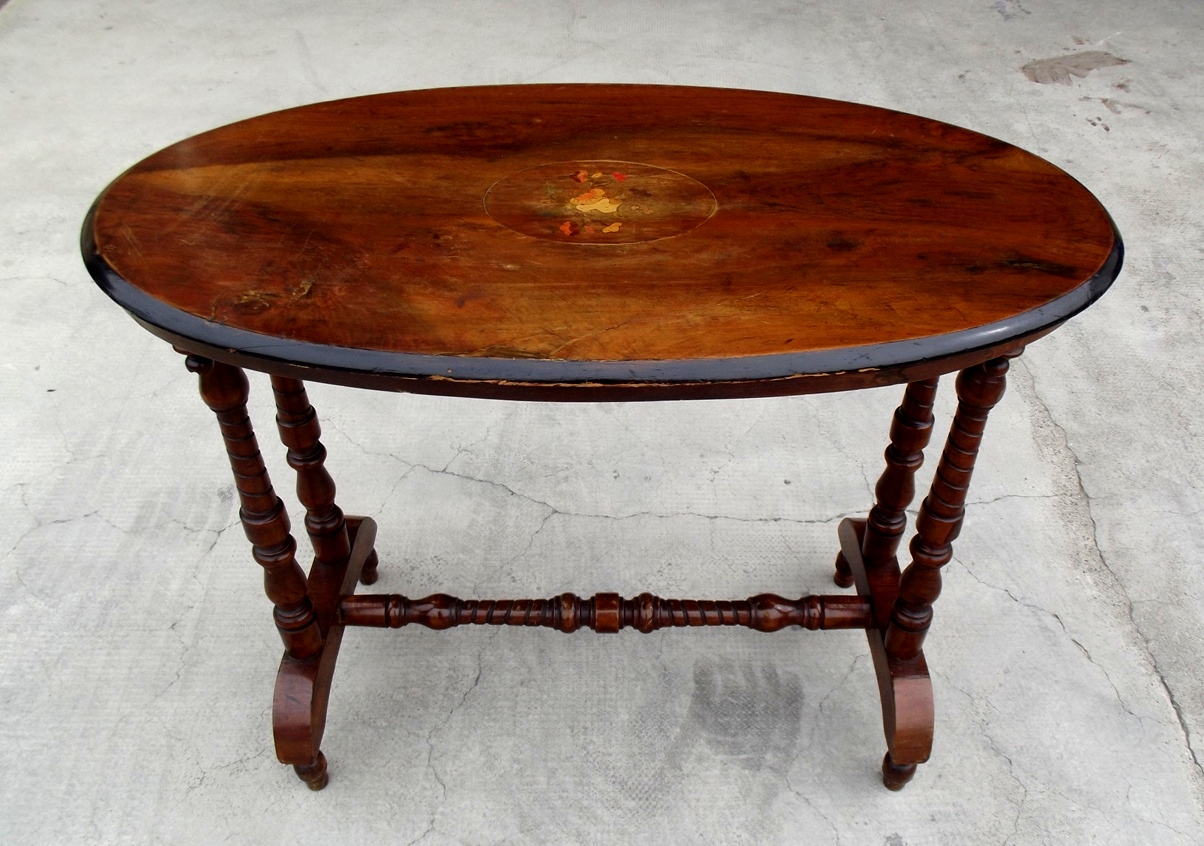 Tavolinetto con intarsio