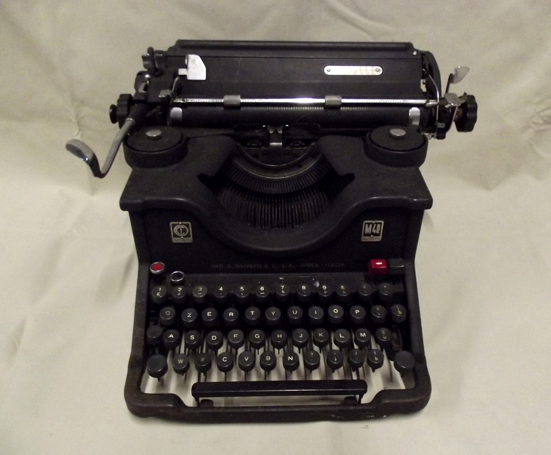 Macchina da scrivere OLIVETTI M40