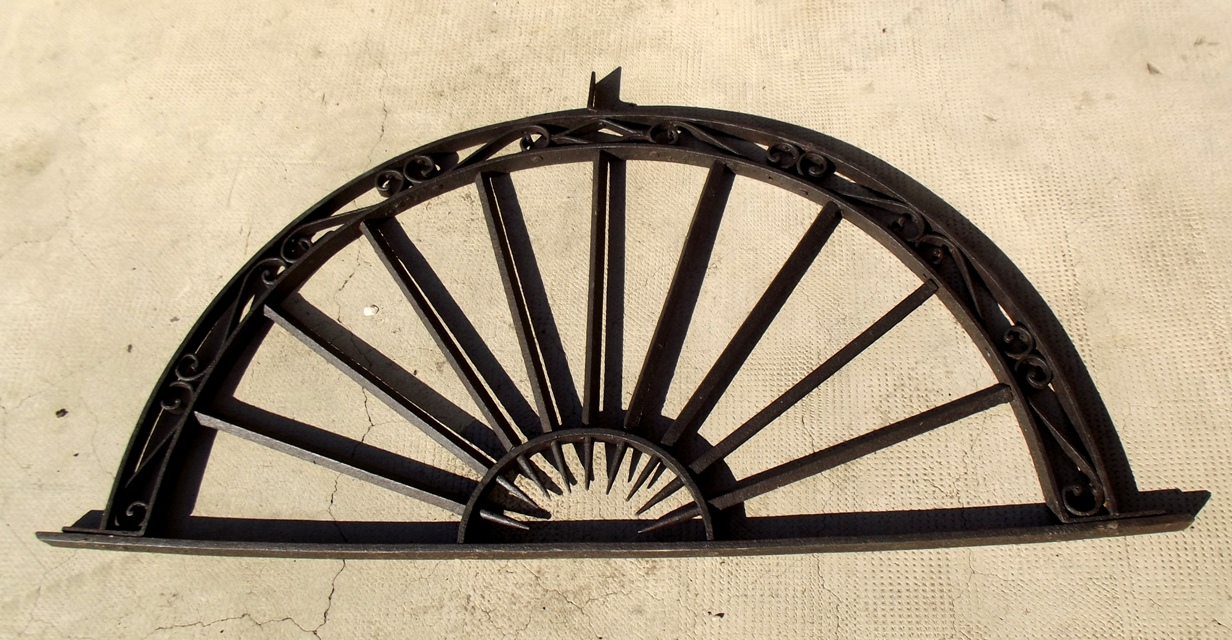 Mezzaluna sopra porta