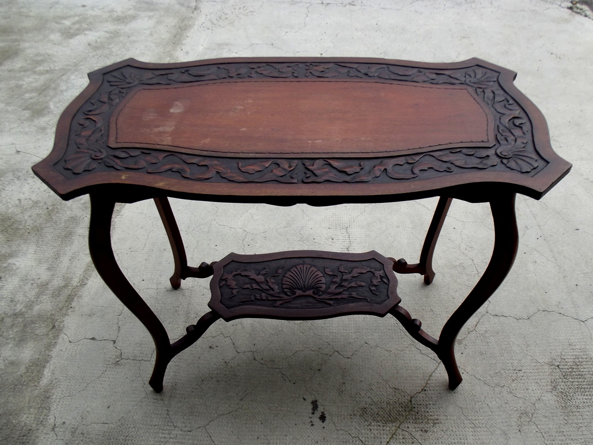 Taolinetto stile Liberty